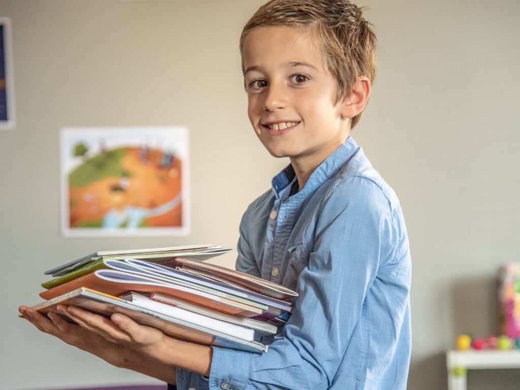 Garçons avec livres pédagogiques